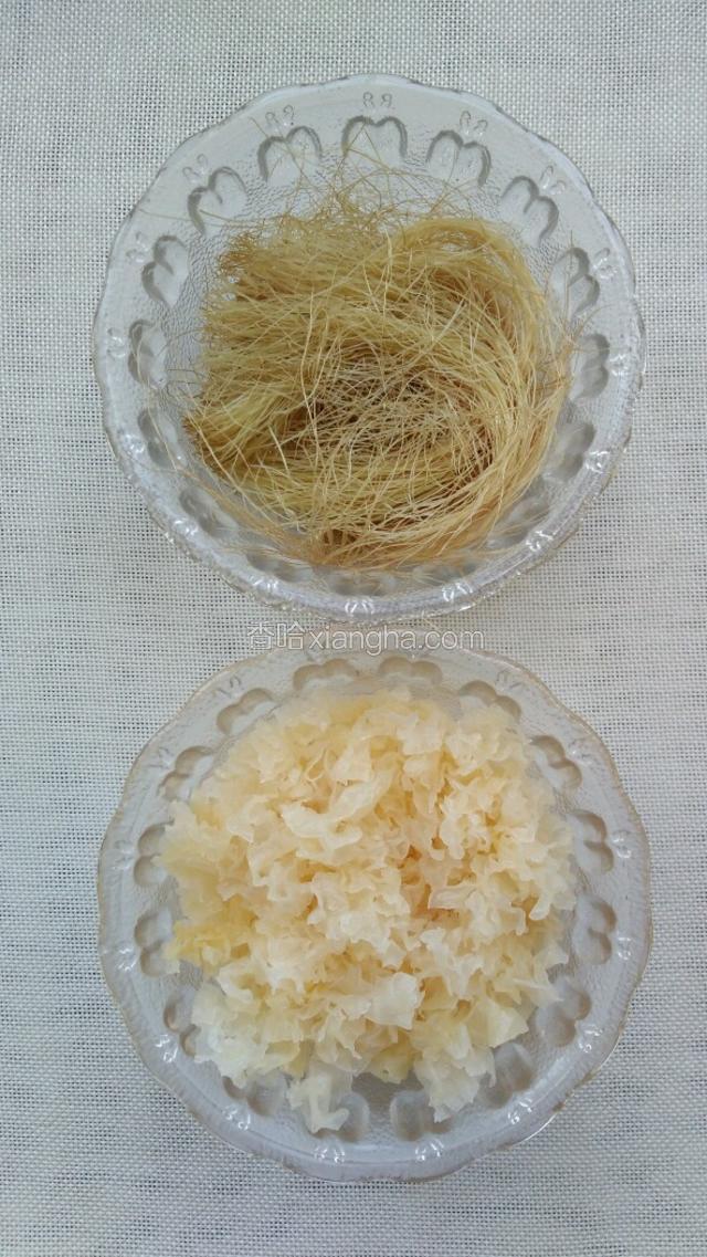 银耳泡发好，用剪子剪碎；
剥好玉米须备用。