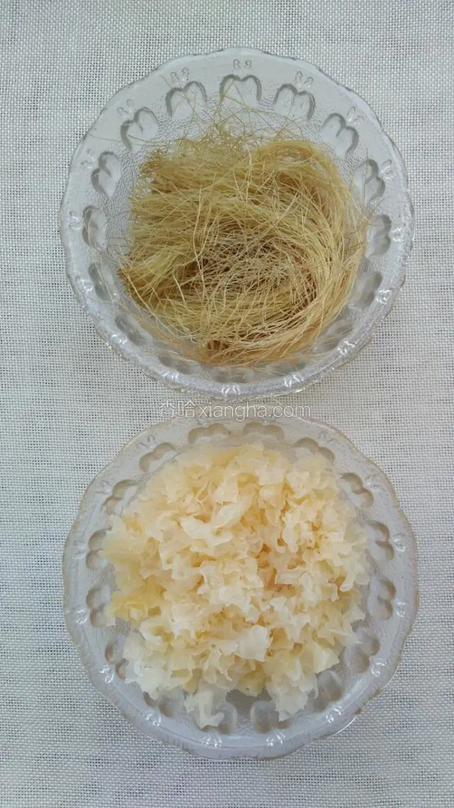 银耳泡发好，用剪子剪碎；
剥好玉米须备用。