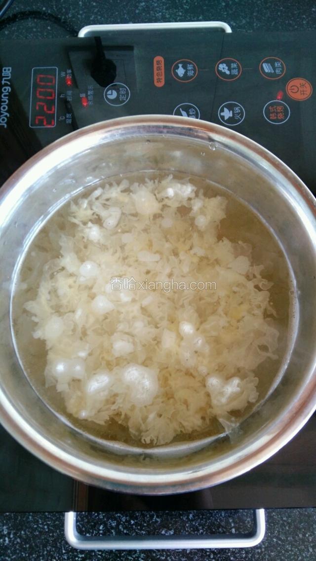 银耳加适量水，大火烧开后转小火，煮10分钟。