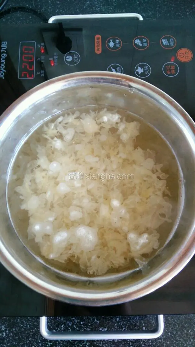 银耳加适量水，大火烧开后转小火，煮10分钟。