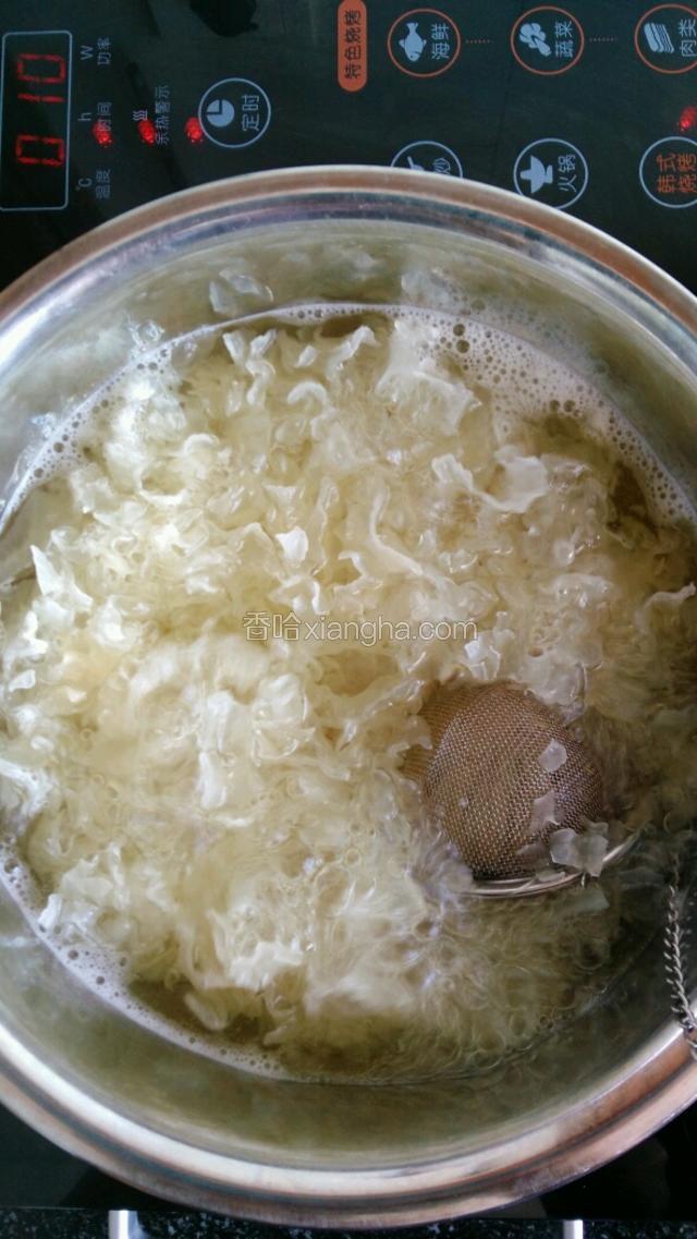 放入装有玉米须的料盒，加入适量冰糖，再煮十分钟。