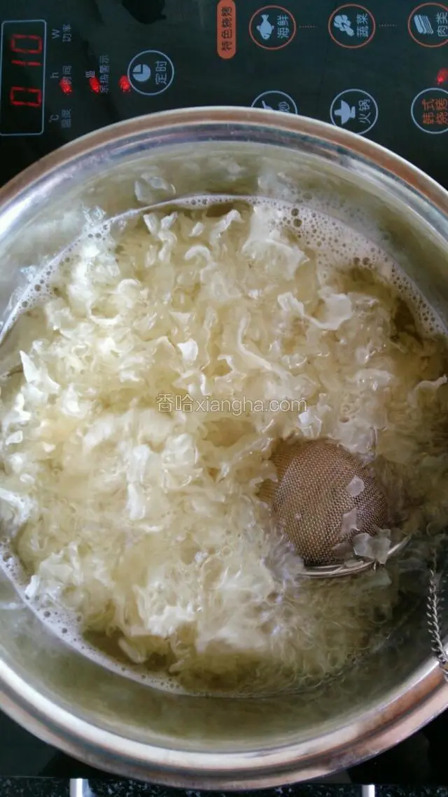 放入装有玉米须的料盒，加入适量冰糖，再煮十分钟。