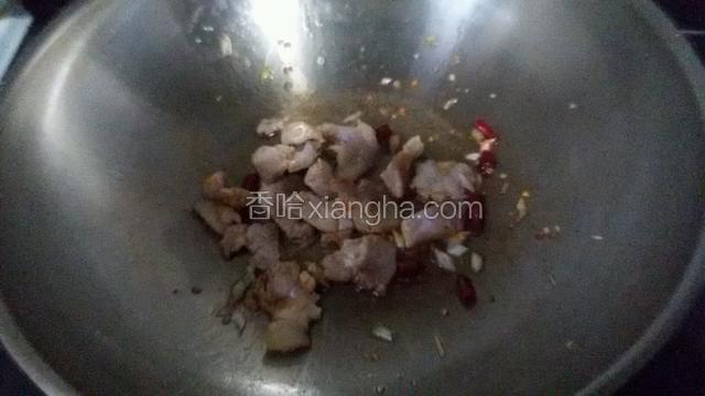 放入少许生抽把肉片炒香。