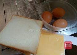 面包煎蛋的做法图解1