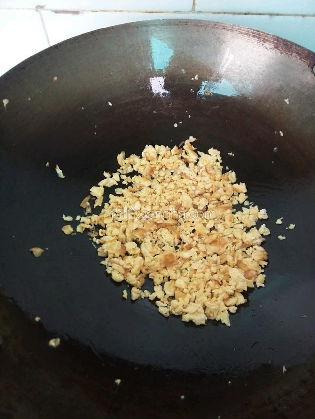 锅里倒油烧热，把鸡蛋液倒进锅里煎成饼，并打碎