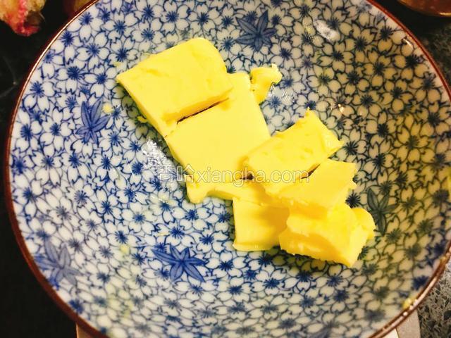下面制作蜂蜜酱：黄油切小块。