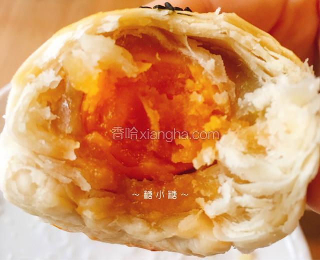 擀开后包上馅料放入烤箱里烘烤就完成啦～