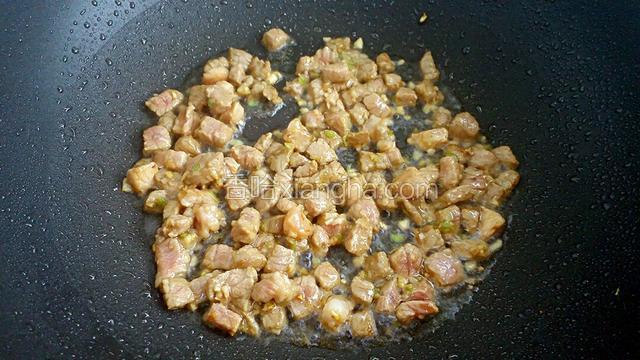 放入腌制好的牛肉翻炒变色。