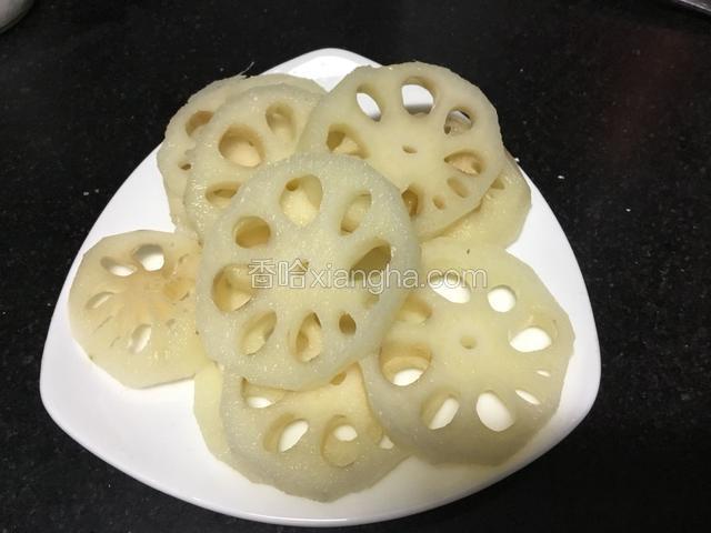 新鲜莲藕削皮洗净