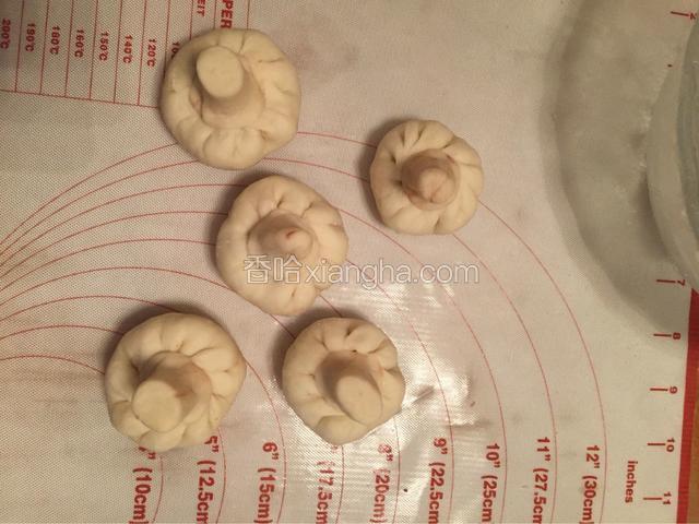 将香菇把按上，用手指轻轻按压链接处，使其融为一体