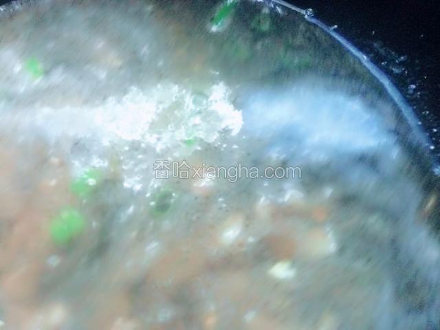 兑适量水或汤，放进葱花大火烧开后下面