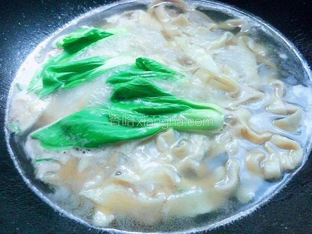 熟后放进菜叶，加盐和鸡粉即可