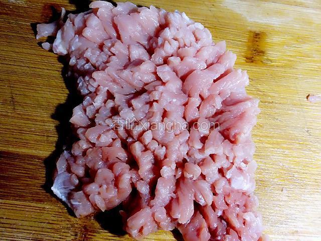 把肉横切不要切断，再竖切同样不切断，再反过来切另一面，横切不断，竖切断，这样切好剁馅只要两分钟就好