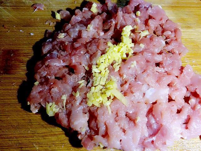 把切好的姜末放切好的肉丁上，剁有肉馅