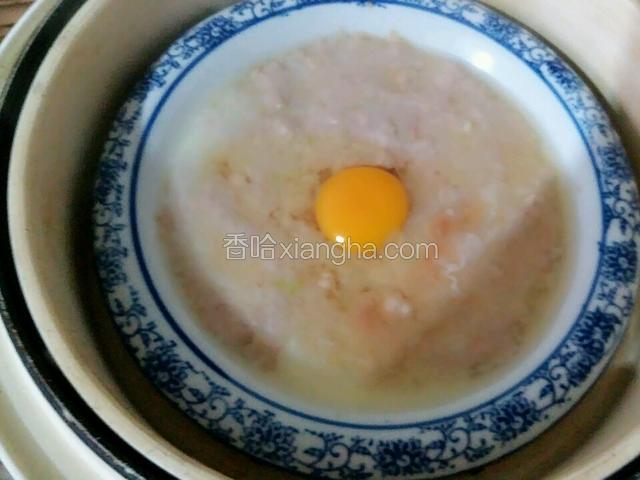 五分钟左右，把蛋倒入肉末上，蛋黄落孔上，再蒸十五钟左右，虚蒸两分钟，就好了