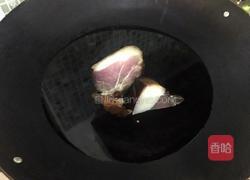 香菇炒腊肉的做法图解1
