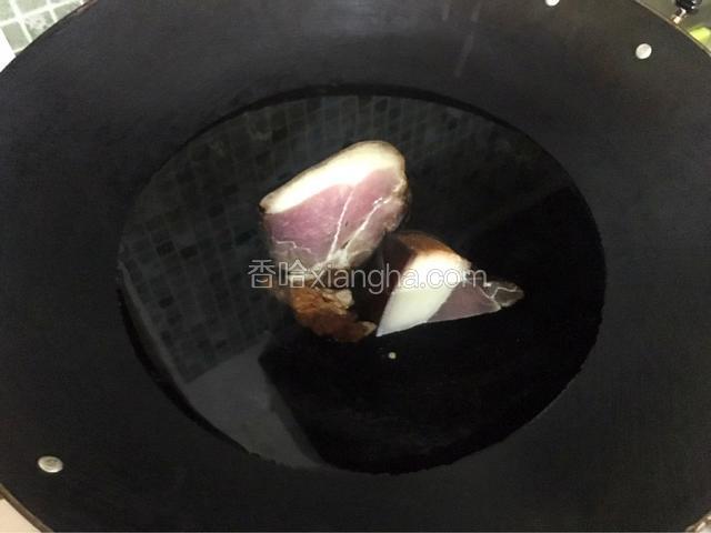 腊肉洗净然后在锅中煮一下