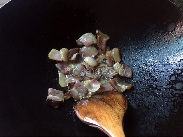 锅中放入一点点油然后放入腊肉小火慢慢煸油