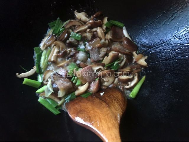 放入适量的盐翻炒均匀即可