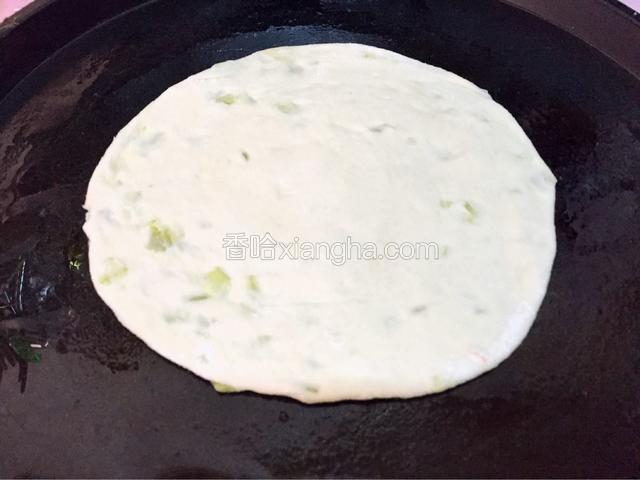 平底锅擦油，油热加入饼饼烤制