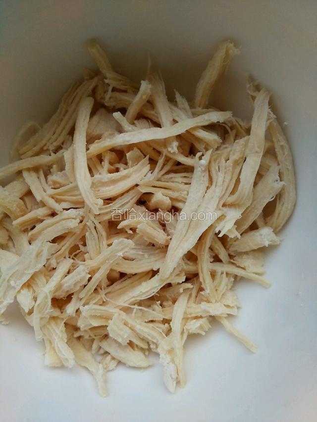 煮熟的鸡胸肉洗净扯成丝