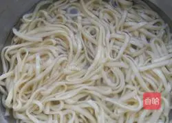 Illustration of how to make cold shredded chicken noodles 9