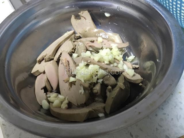 大蒜切末.不需要加盐