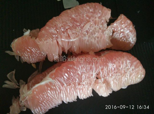 把柚子薄皮拨去。