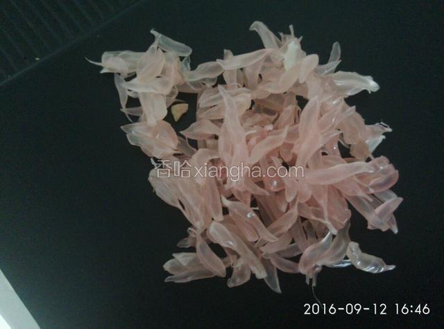 取一小块把果肉撕成小颗粒。