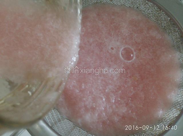 用过滤网滤去果楂。