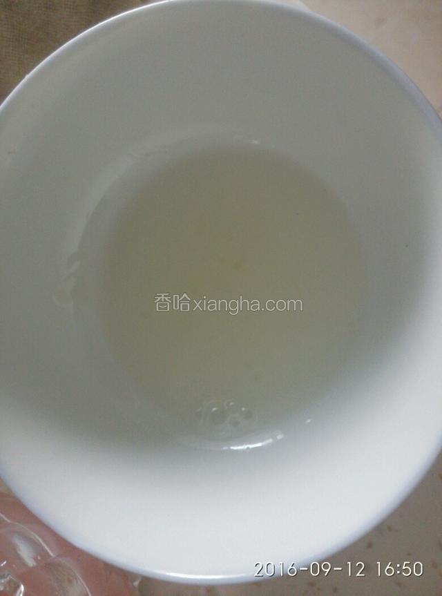 把鱼胶加少量的水，隔水化开。