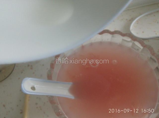 化开的渔胶倒入果汁，用小勺搅拌均匀。