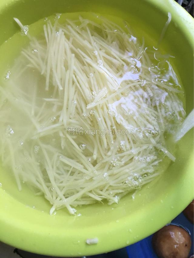 用清水冲洗几遍