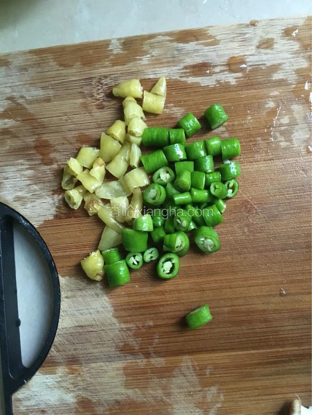 准备好泡椒和青椒切好