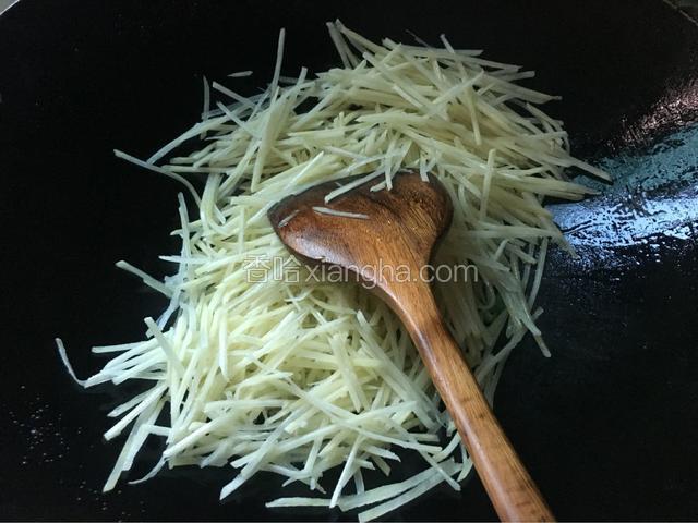 接着放入土豆丝