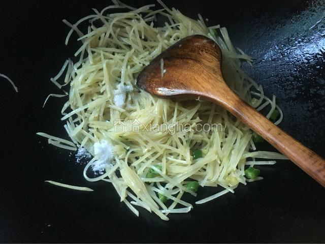 加入适量的盐和醋