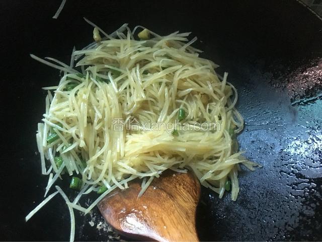 大火快速翻炒片刻即可