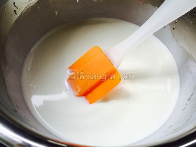把牛奶和淡奶油倒入锅中开火煮沸，煮沸后改小火慢慢熬煮，一边煮一边用硅胶铲搅拌，防止糊锅。
