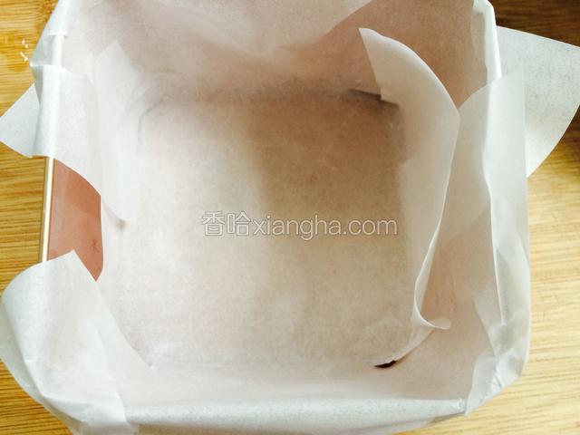 取一个小盒子，铺上油纸。
