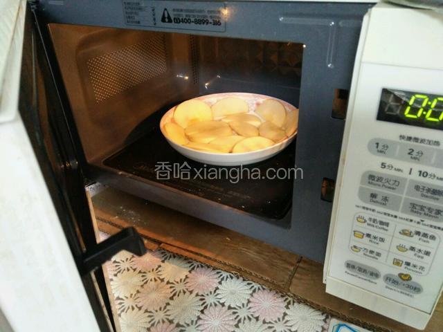 放进微波炉高火叮六分钟，
