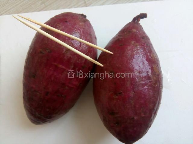 洗净，用牙签戳孔