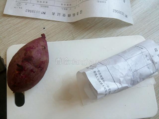 水不要擦干，用纸包起来