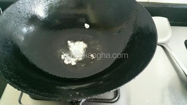 锅里倒油5分熟下蒜爆香