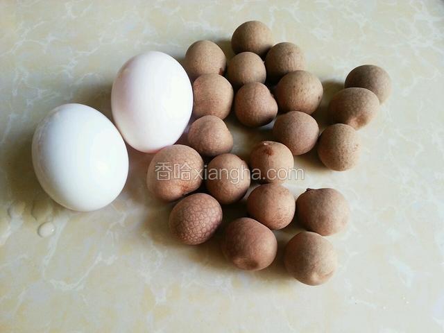 准备好桂圆和鸭蛋（两人份）