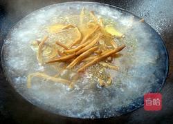 腐竹金针菜鱼汤的做法图解7