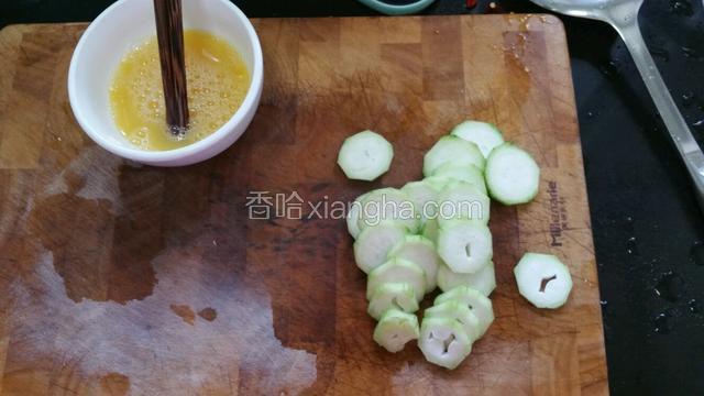 去皮切薄片，鸡蛋加盐打散