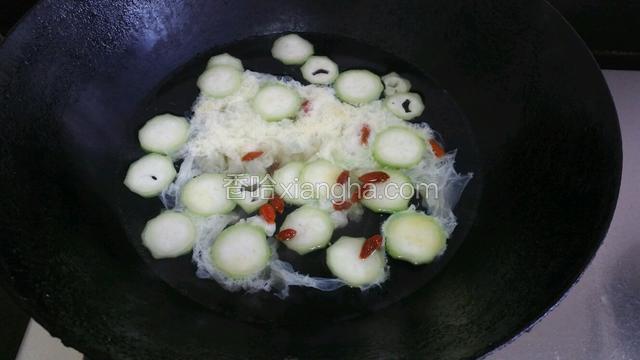 马上放入枸杞和蛋液