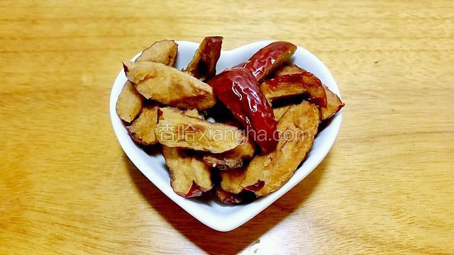 红枣用凉开水泡软身，去核切块