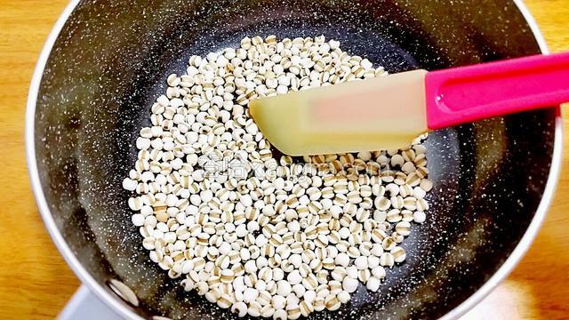 放入小锅慢火炒至闻到米香味