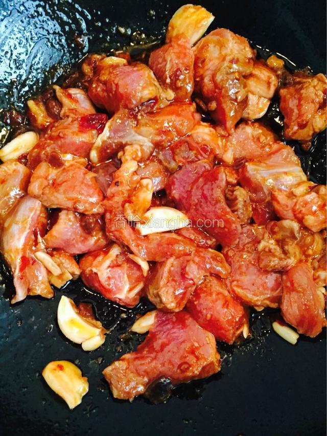 让每个羊肉块都裹上酱汁，翻炒片刻后